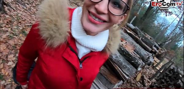  Deutsche amateur milf mit Brille bekommt creampie im Wald